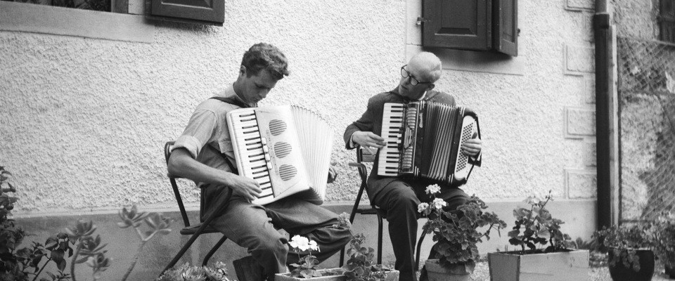 Albert van der Meulen and Wouter Swets playing musici in Italy (unknown photographer, ~1962)