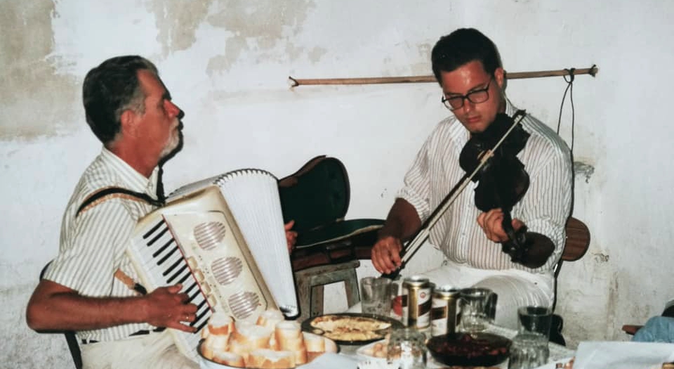Albert and Michiel van der Meulen playing music in Spain (Joke van der Meulen, 199?)