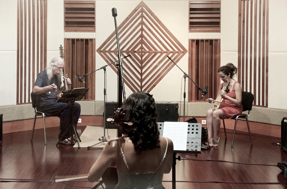Ross Daly, Kelly Thoma and Mayu Shviro recording Erato (Michiel van der Meulen, 2021)